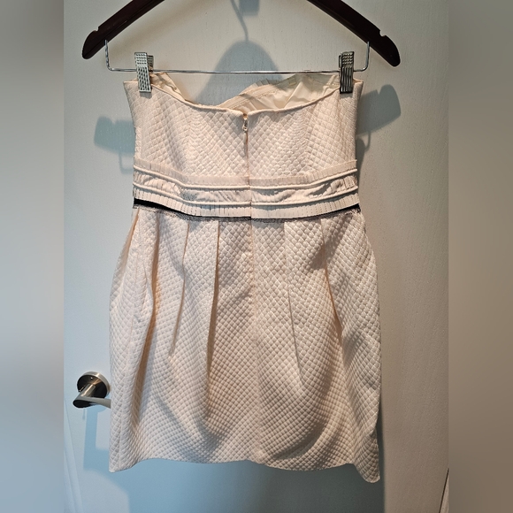 BCBG Cream Dress -Size 8 - Picture 9 of 16